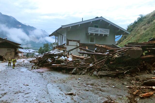 Vier Häuser müssen aufgrund der gefährlichen Situation evakuiert werden. | Foto: Gebhard Neumayr