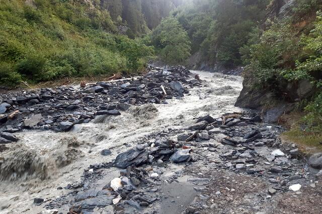Nun gilt es schnell zu sein, bevor weitere Wassermassen die Situation verschlimmern. | Foto: Gebhard Neumayr