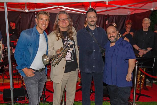 Glücklich trotz eines verregneten Jazzabends – Alexander Lener (Marketingleiter Sparkasse Schwaz) mit Franz Hackl, Clemens Rofner und Maestro Gene Pritsker.