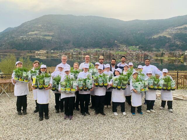 Die Kärntner Miniköche "grillen" bei der Südrast groß auf.  | Foto: KKK