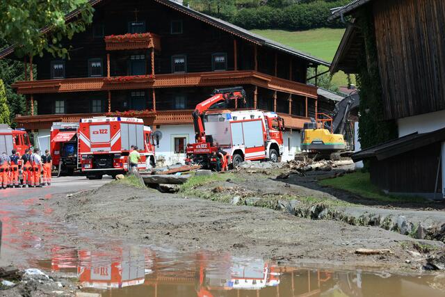 Die Aufräumarbeiten laufen auf Hochtouren. | Foto: Land Salzburg/Neumayr