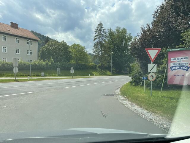 Die gleiche Situation ist in der Arbeitergeasse (beim Hofer): Der Verkehr auf der B 116 hat Vorrang, wenn ich aus der Altstadt komme und in Richtung Bruck auf die B 116 auffahren möchte, habe ich Nachrang. | Foto: Kern
