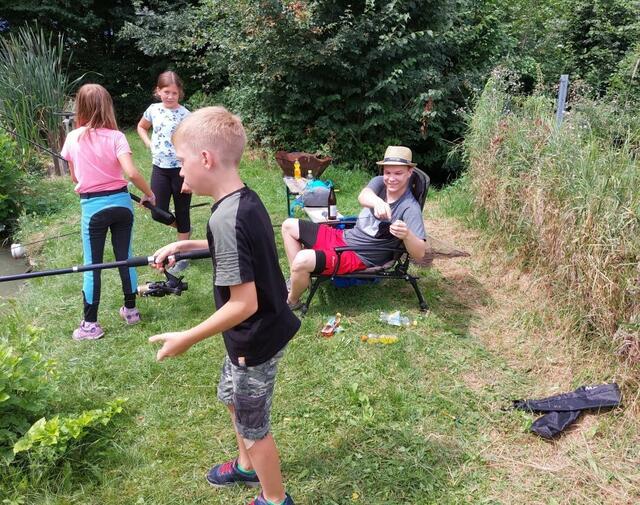 27 Kinder nahmen an der Ferienaktion der Fischerfreunde Kremstal teil. Für die Betreuung sorgte die „Fischerrunde Brauteich“. | Foto: Fischerfreunde Kremstal