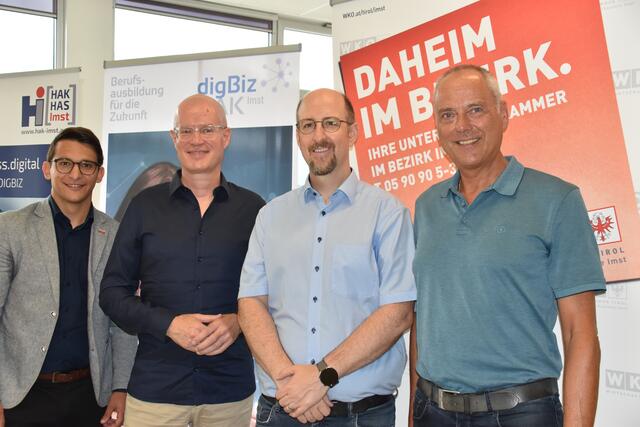 Ziehen eine positive bilanz über die Kooperation (v.l.): Wirtschaftskammer Imst Bezirksstellenleiter Mag. Nico Tilg, Mario Eckmaier, Spartenobmann-Stv. und Digitalisierungsbeauftragte in der Wirtschaftskammer Tirol, Claudio Landerer, Lehrer digBiz HAK und IT Kolleg Imst und HAK-Direktor Harald Schaber.
