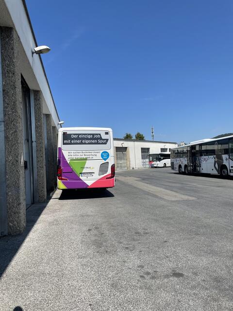 Werbekampagne der ÖBB auf einem Bus des Verkehrsbundes.  | Foto: Johanna Janisch