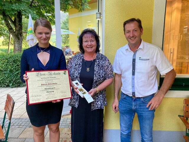 Altbürgermeisterin Gabriele Dittersdorfer wurde für ihre langjährige Tätigkeit für die Gemeinde Roßleithen geehrt. Am Bild: Amtsleiterin Bernadette Strohmann, Altbürgermeisterin Gabriele Dittersdorfer, Bürgermeister Kurt Pawluk. (v.li.) | Foto: Gemeinde Roßleithen, GV Reinhard Menneweger  