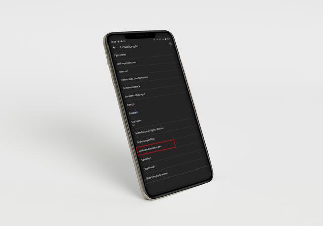 Schritt 2: Wähle den Punkt "Website-Einstellungen" | Foto: panthermedia_ArgelisRebolledo