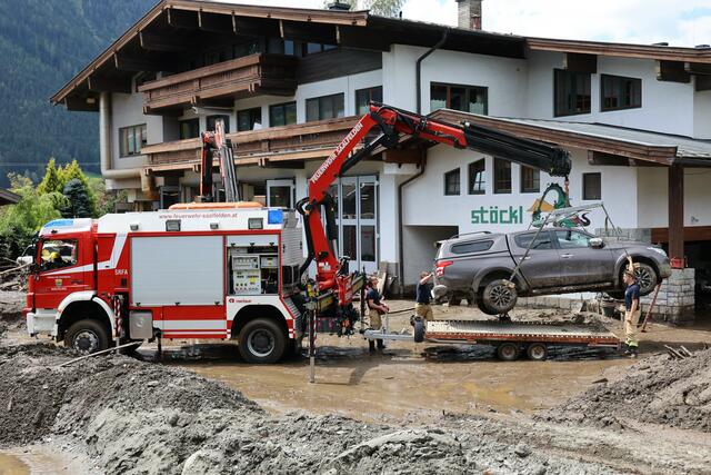 Die Aufräumarbeiten laufen auf Hochtouren. | Foto: Land Salzburg/Neumayr