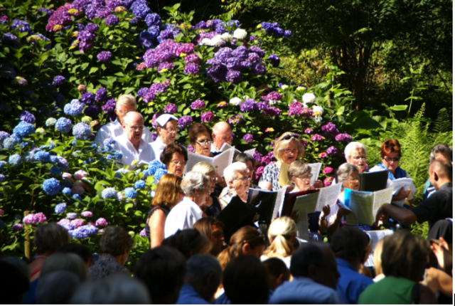 Inmitten der Blumenpracht wird die Prozession von einem Chor begleitet. Danach folgt ein Miteinander mit Musik, Speis und Trank.  | Foto: Rupert Leitner