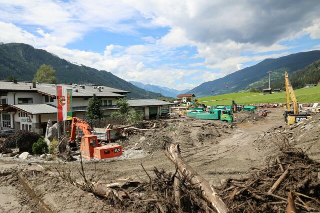Die Aufräumarbeiten laufen auf Hochtouren. | Foto: Land Salzburg/Neumayr