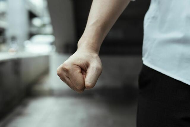 Nach zahlreichen Überfällen an Jugendlichen konnte die Polizei nun Tatverdächtige ausforschen. Zwei Tatverdächtige wurden in Graz festgenommen. (Symbolfoto) | Foto: PantherMedia/theshots.contributor@gmail.com