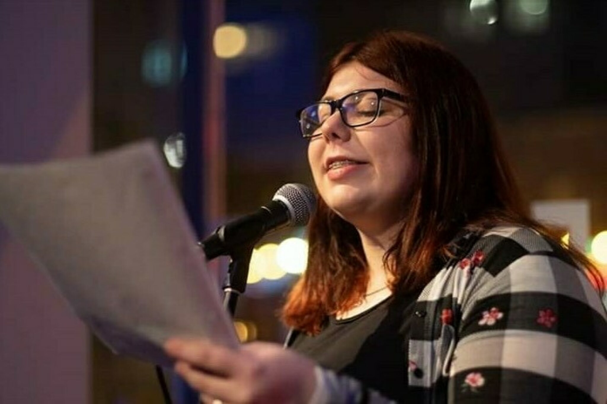 Poetry Slam Laura Hellmich Eine Wortakrobatin beim Dichterwettstreit