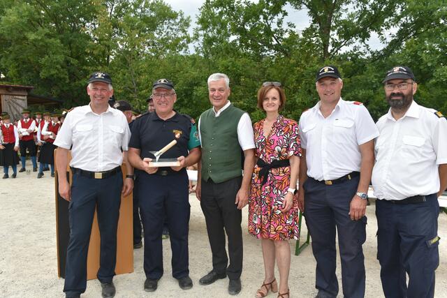 Es gratulierten Diakon Franz Wimmer von der FF Behamberg: Bezirksfeuerwehrkommandant-Stv. Josef Fuchsberger, Allhartsberger Bürgermeister Anton Kasser, Bezirkshauptfrau Martina Gerersdorfer, der Allhartsberger Kommandant Leopold Kromoser und Bezirksfeuerwehrverwalter Florian Kammerhuber. | Foto: Wolfgang Zarl