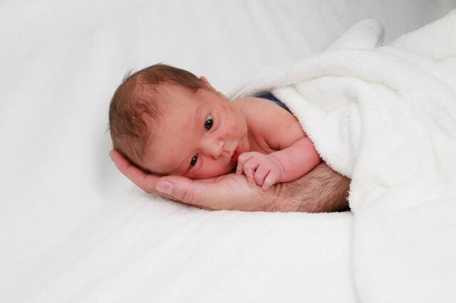 MAXIMILIAN FABIAN KARL
Geburtsdatum: 15.6.2022
Eltern: Nicole und Maximilian Wuchse
Größe: 52 cm
Gewicht: 3330 g | Foto: Baby Smile