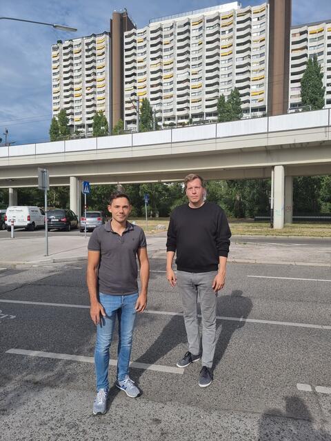 Patrick Gasselich und Dominik Bertagnol (v.r.) wollen das Parkpickerl reformieren. | Foto: VP Liesing