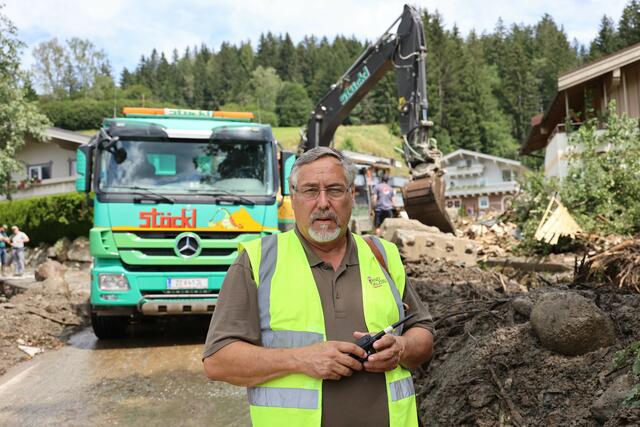 Katastrophenschutzreferent Manfred Höger mitten im Geschehen. | Foto: Land Salzburg/Neumayr