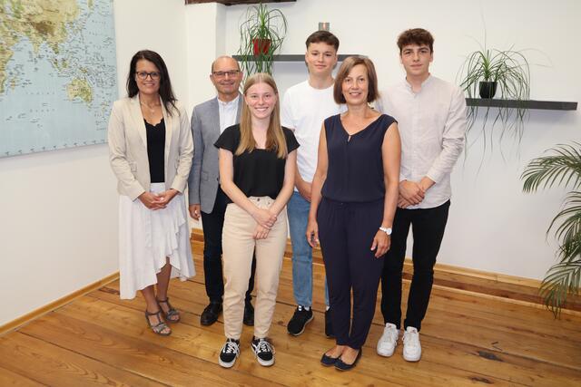 Katrin Egger, MA (Leitung HR, Englmayer Wels), Klaus Gasperlmair (Geschäftsführung, G. Englmayer Zoll und Consulting), MMag. Gertrude Wurm mit den Praktikanten Victoria, Leon und Philipp | Foto: HAK Lambach