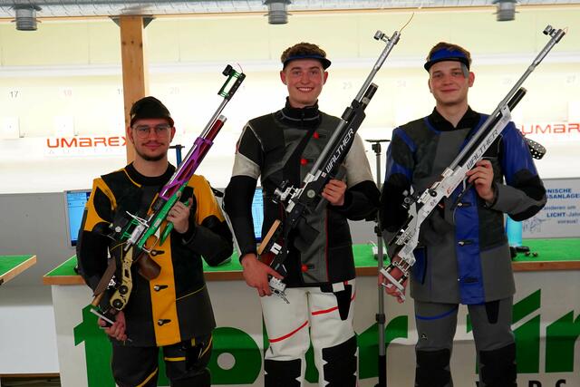 Patrick Entner (Mitte) holte mit dem Luftgewehr beim diesjährigen Alpencup in Innsbruck Gold für Österreich | Foto: Christian Kramer, TLSB