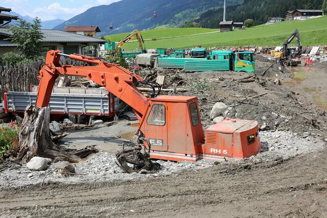 Die Aufräumarbeiten laufen auf Hochtouren. | Foto: Land Salzburg/Neumayr