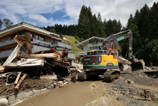 Die Aufräumarbeiten laufen auf Hochtouren. | Foto: Land Salzburg/Neumayr
