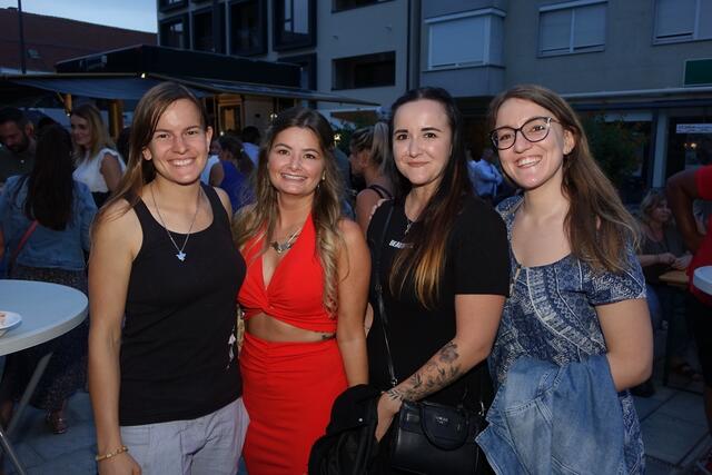 "Girls just wanna have fun" dachten sich wohl diese vier Mädels und genossen die Musik in vollen Zügen. | Foto: Michael Blinzer