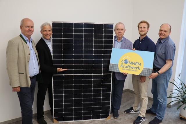 Vizebürgermeister Josef Ungerböck, Umwelt-Gemeinderat Gerhard Leutgeb, Bürgermeister Johann Miedl, Energiemanager Jakob Fröhling und Gerald Stradner von ENU . | Foto: Manfred Wlasak