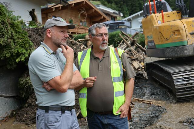 Katastrophenschutzreferent Manfred Höger mit Gebietsbauleiter der Wildbach- und Lawinenverbauung Pinzgau Franz Anker. | Foto: Land Salzburg/Neumayr