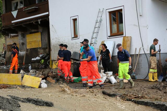 Die Aufräumarbeiten laufen auf Hochtouren. | Foto: Land Salzburg/Neumayr