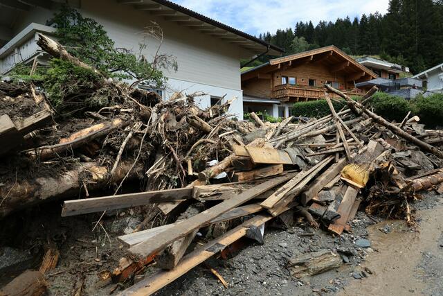 Die Aufräumarbeiten laufen auf Hochtouren. | Foto: Land Salzburg/Neumayr