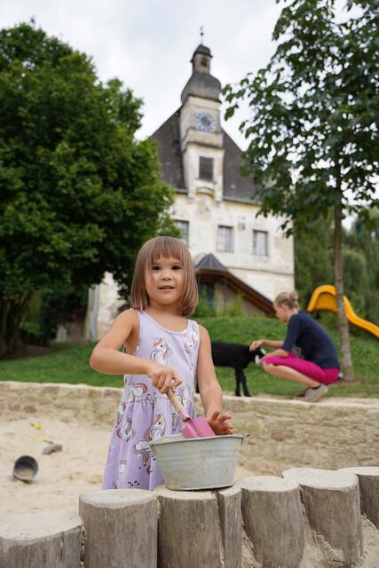 Klara genießt die Sommerferien bei den BMW Minis. | Foto: BMW Group Werk Steyr