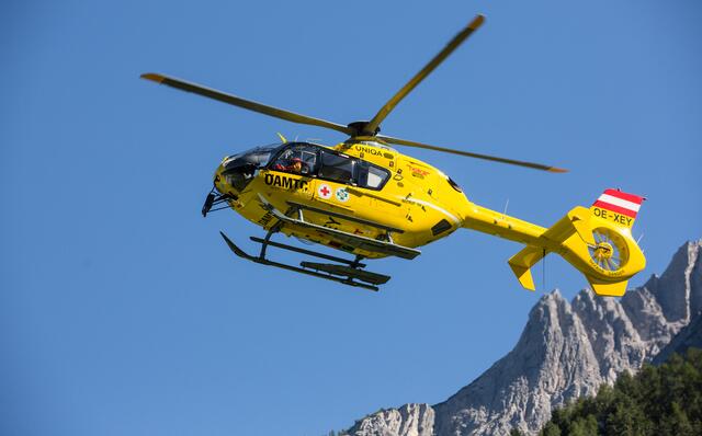 Der Verletzte musste mittels Tau geborgen werden. | Foto: Symbolbild Brunner Images