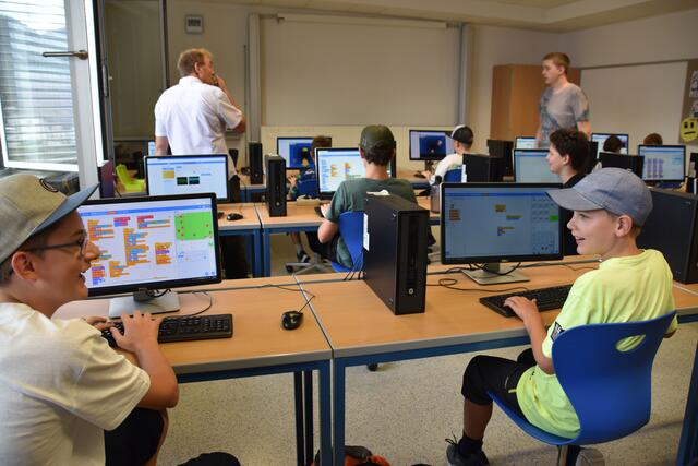 Der einwöchige Ferienworkshop führt Schulkinder zwischen 10 und 14 Jahren spielerisch an die Technik der Zukunft heran.