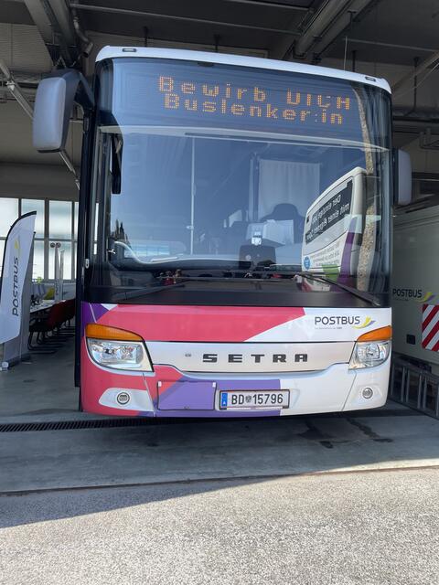 Der Verkehrsbund wirbt mit Schriftzügen auf Bussen. | Foto: Johanna Janisch