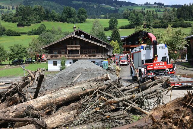 Die Aufräumarbeiten laufen auf Hochtouren. | Foto: Land Salzburg/Neumayr