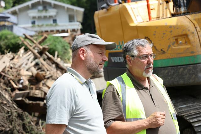 Katastrophenschutzreferent Manfred Höger mit Gebietsbauleiter der Wildbach- und Lawinenverbauung Pinzgau Franz Anker. | Foto: Land Salzburg/Neumayr