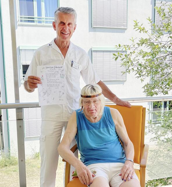 Hubert Leeb, Küchenleiter im PBZ Wiener Neustadt und sein größter Fan Alfred Fried mit dem Dankgedicht.

 | Foto: LGA – PBZ Wiener Neustadt