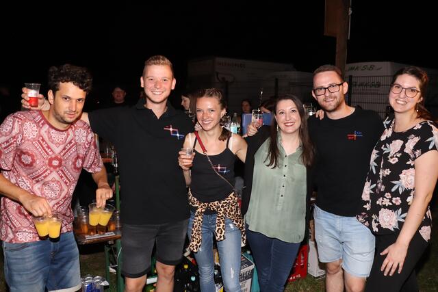 Party war angesagt in Güttenbach - vor und hinter der Bar herrschte ausgelassene Stimmung