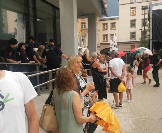 Polizeieinsatz bei New Orleans Festival. TIWAG bedauert den Vorfall und will künftig Besucher "nicht im Regen steehen lassen." | Foto: Privat/Nachbearbeitung BezirksBlätter Innsbruck