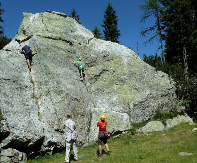 Auf dem Fels lernt man alles Wissenswerte rund um das Klettern. | Foto: nassfeld.at