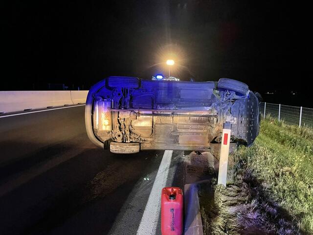 Das Fahrzeug überschlug sich und blieb am ersten Fahrstreifen zum Stillstand.  | Foto: Feuerwehr Mattersburg