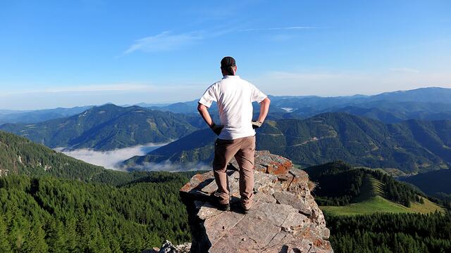 Die Fernsicht ins Landesinnere genießen (Schneeberg)