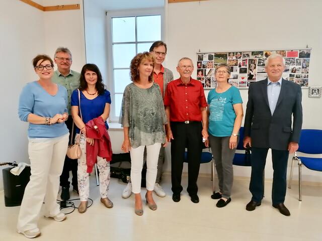 Ausstellungseröffnung im Stadtmuseum Judenburg. Bgm. Elke Florian (links im Bild) begrüßte die Fotogruppe Camera Raw mit Aspirant und Gitarrist Heimo Gladik, Anna Diethart, Gerlinde Schaffer, Wolfgang Proissl, Walter und Margit Mietschke sowie Hans Engel.
