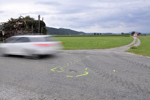 Tragischer Unfall gestern in Munderfing: Ersthelfer versuchten noch, den Jugendlichen zu reanimieren, der Notarzt konnte jedoch nur mehr den Tod des 16-Jährigen feststellen. | Foto: Manfred Fesl