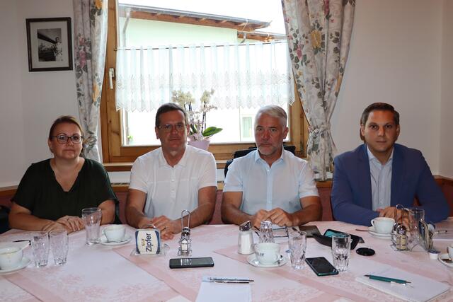 GR Iris Kahn (Grüne), Vize-Bgm. Roland Ponholzer (Wir für Wörgl), Ersatz-GR Gerhard Unterberger (Freiheitliche Wörgler Liste) und SR Christian Kovacevic üben scharfe Kritik an der Strompreiserhöhung sowie an der Kommunikation und Vorgangsweise. | Foto: Christoph Klausner