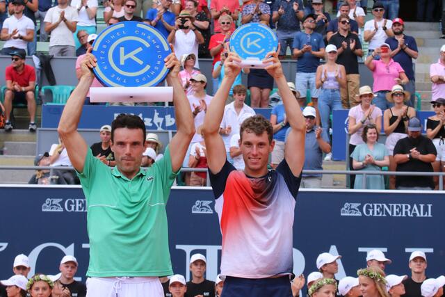 Turnierfavorit Roberto Bautista Agut (links) gewann das Generali Open 2022, Youngster und Finalgegner Filip Misolic die Herzen des Publikums