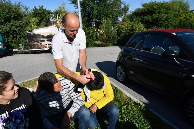 Die Taufe wird mit anzünden eines Haarbüschel und ablöschen mit Sekt zelebriert!