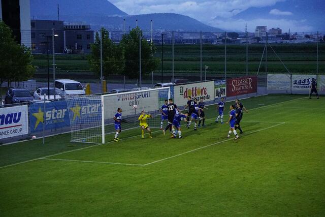 Während vorne der Ball nicht ins Tor wollte, machten die Rumer hinten kapitale Eigenfehler.  | Foto: Michael Steger
