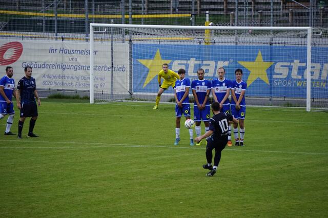 Der Freistoß blieb in der Mauer hängen.  | Foto: Michael Steger
