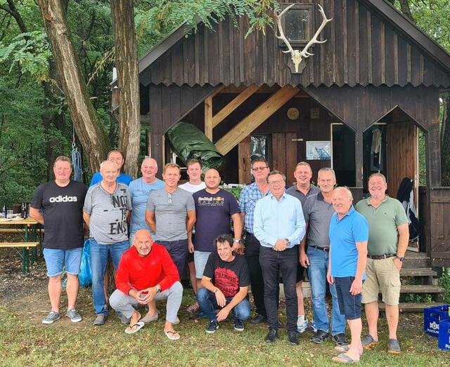 Das Team von Klöcher Bau und dem Steinbruch Postmann trafen sich zu einem Grillabend. | Foto: Reinhard Kuktits