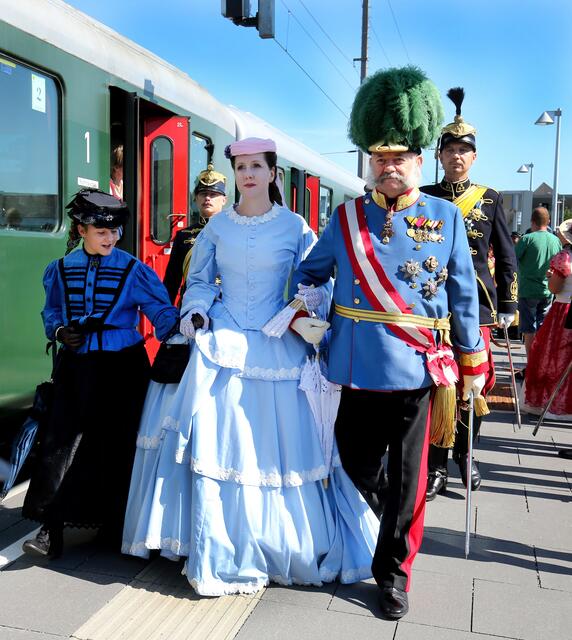 Der „Kaiserzug“ macht sich – im Beisan von "Kaiser" und "Sisi" am 15. August traditionell auf die Reise von Attnang-Puchheim nach Bad Ischl. | Foto: Huemer